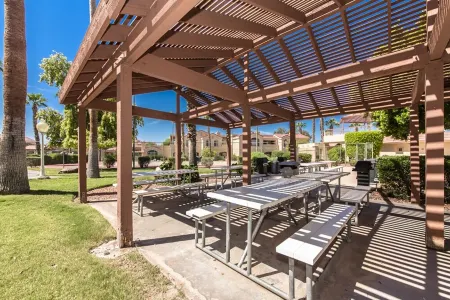 Lakeshore LUX - walk to the lake!