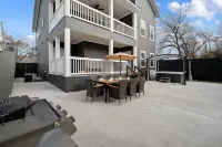 Downtown FW Stockyards TCU HotTub MiniGolf with Skyline View