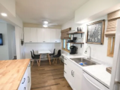 2 Bedroom Cul De Sac Cottage in Town Hotels in Ogle County