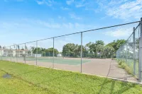 Completely Renovated 2 bed, 5 Star Condo. Pool and Tennis Close to the Beach