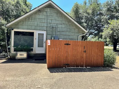 4 miles from Downtown this charming studio offers a cozy retreat for your stay.