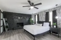 The Cola White House: Sleeps 16 + 4 BDRM w/ Smart TV's + Theater + 7 mins to DT