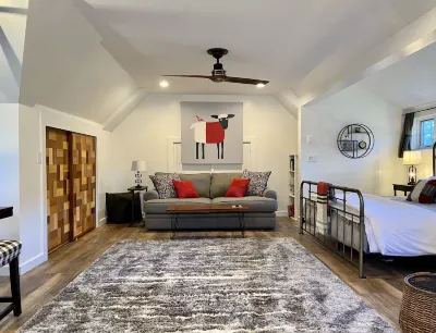 NEW! Studio Loft in Stowe Hollow