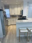 Renovated-Jacuzzi Tub Home NYC/LGA/JFK Washer/Dryer