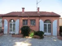 Quietly Situated Vacation Home with 4 Rooms and 2 Bathrooms Close to the Beach. Hotels near Plage de l'Ayguade