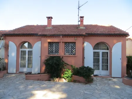 Quietly Situated Vacation Home with 4 Rooms and 2 Bathrooms Close to the Beach. Отели рядом с Аэропорт Йер