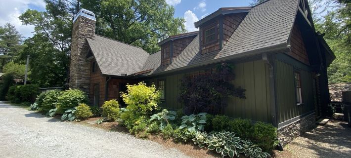 Spacious Mountain Home with Creek views. Walking distance Main Street Highlands. Hotels in Highlands