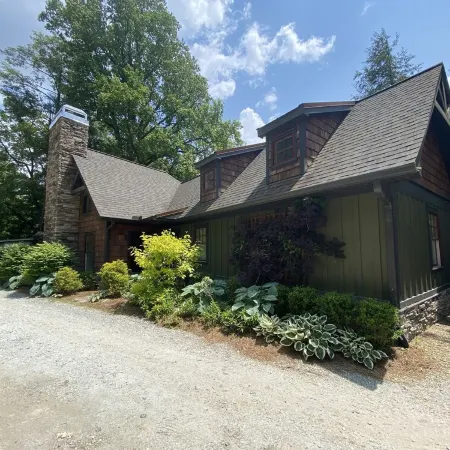 Spacious Mountain Home with Creek views. Walking distance Main Street Highlands.