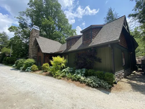 Spacious Mountain Home with Creek views. Walking distance Main Street Highlands. - 부티크