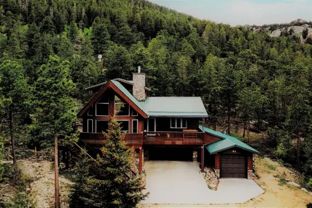 Luxury Cabin Backs Nat'l Forest– 5 Min to Rmnp Wild Basin: Hike, Fish, Wildlife!