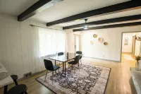 Cozy Cottage, 3 mins from EVV, fenced yard