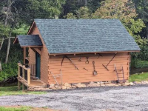"Moonshine Mansion" Cozy tiny cabin in peaceful Fancy Gap. Hotels in Piper Gap