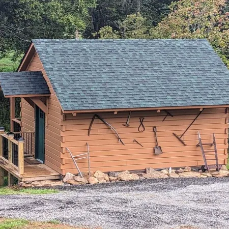 "Moonshine Mansion" Cozy tiny cabin in peaceful Fancy Gap.