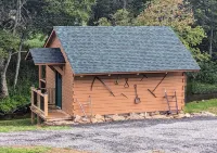 "Moonshine Mansion" Cozy tiny cabin in peaceful Fancy Gap.