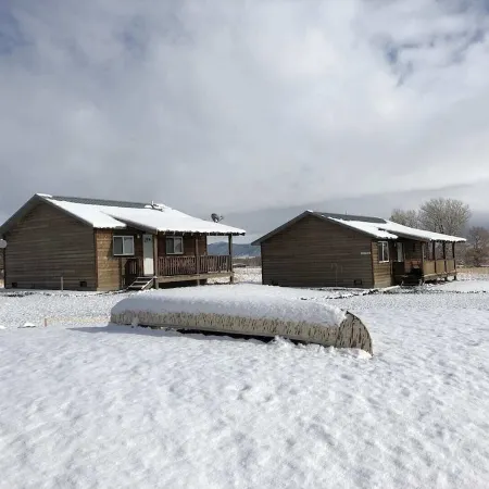 River Rest Luxury Cabin - The Ruby. Beautiful River and Mountain Views!!