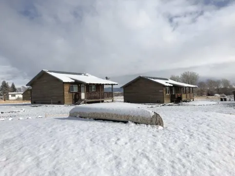 River Rest Luxury Cabin - The Ruby. Beautiful River and Mountain Views!!