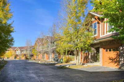 Luxury Winter Retreat in Winter Park: Steps to Main Street with Private Hot Tub 스노우블레이즈 콘도미니엄스 주변 호텔