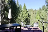 Lux, creekfront 8-acre retreat with hot tub