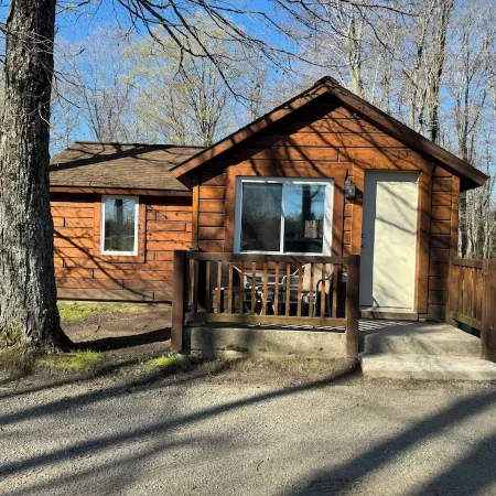 Cozy 2 bedroom cottage with full kitchen minutes from Pictured Rocks Cruises!