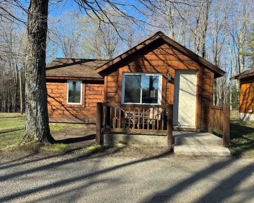 Cozy 2 bedroom cottage with full kitchen minutes from Pictured Rocks Cruises! ミューニシングのホテル