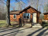 Cozy 2 bedroom cottage with full kitchen minutes from Pictured Rocks Cruises!