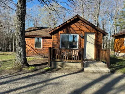 Cozy 2 bedroom cottage with full kitchen minutes from Pictured Rocks Cruises! Hotel dekat Alger Centennial Ice Arena