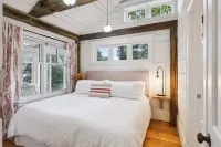 Cozy two-bedroom cottage - five minutes walk to Wayzata and Lake Minnetonka Hotels in Wayzata