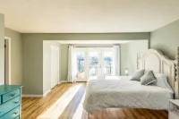 Charming Farmhouse w King Bed Hot Tub & EV Charger