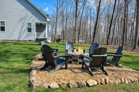 Cozy 4-bedroom house with WiFi, Hot Tub and Fire Pit Отели в г. Каку