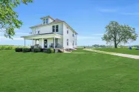 Peaceful & Charming Farmhouse;Firepit;Near Weston, St.Joe & Atchison ;Sleeps 10 - 3-Star