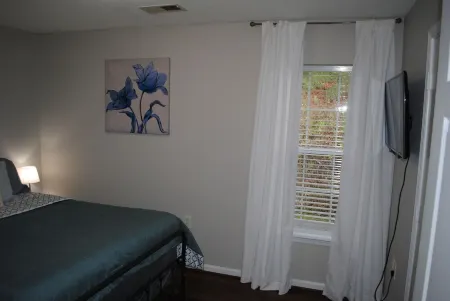 Quit, Cozy, Pet Friendly Condo Отели рядом с достопримечательностью «Ханс Молл»