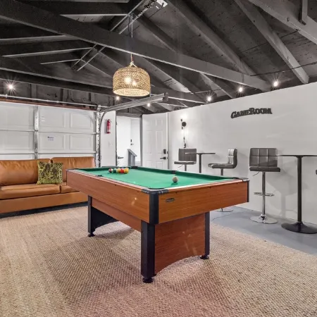 Oakside Retreat – Private Getaway with Huge Yard, Firepit and Game Room
