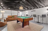 Oakside Retreat – Private Getaway with Huge Yard, Firepit and Game Room