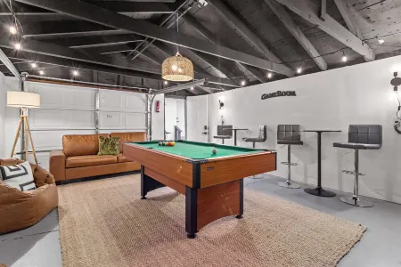 Oakside Retreat – Private Getaway with Huge Yard, Firepit and Game Room