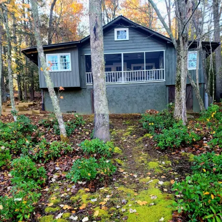 Peaceful Lakeside Haven w/private dock; boating, hiking swimming just steps away