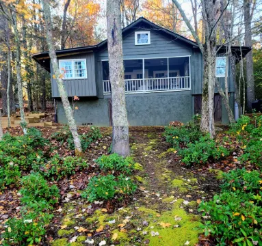 Peaceful Lakeside Haven w/private dock; boating, hiking swimming just steps away