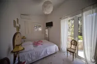 Shorefront villa offers great amenities and views giving onto the beach below Hotels in Corbara