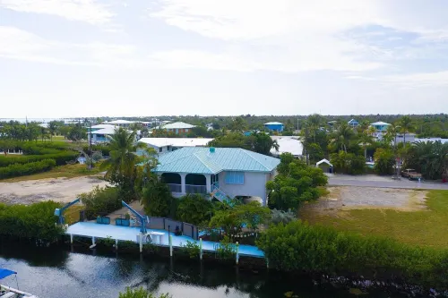 New listing 3bd/2bt Sleeps 8 "Sunset Paradise Villa" on canal Big Pine Key
