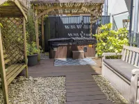 Luxury apartment with beautiful sea views.  Private parking, lift and hot tub. Ξενοδοχεία στην πόλη Mumbles