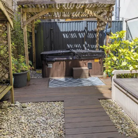 Luxury apartment with beautiful sea views. Private parking, lift and hot tub.