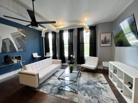 MODERN DOWNTOWN LOFT- FREE PARKING