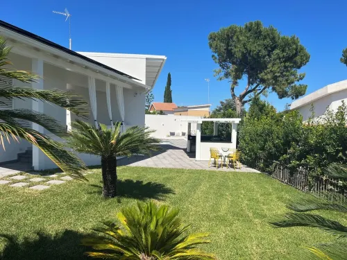 Villa Giuliana luxury home: swimming pool, solarium, barbecue. A few steps from the sea