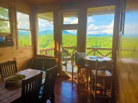 Big Mountain Views,  Minutes to Wineries, Hot Tub