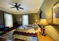 Classic Romantic Creek View D/T Cottage~ Walk to Town & at ~Relax on the Porch