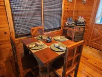 Relaxing 2 bedroom 2 bath cabin minutes from Dahlonega city center! Hotel a Lumpkin County