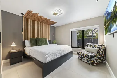 Elegant 7Br/4BA Heated Pool, Near Beach & Zoo 벨 에르 공원 주변 호텔