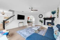 Pool retreat 5BA 2.5BA 4 King bed near lake
