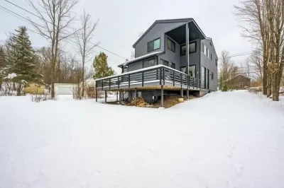 New - Cozy Modern: Stunning Views,3 Mins Ski,BBQ,Fire Pit,Game Room,Walk to Town
