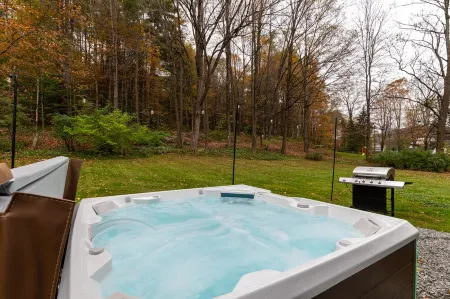 Historic 150-Year-Old Farmhouse, Jacuzzi Included