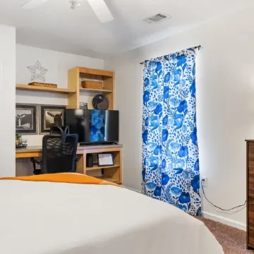 Lakeside Clemson Condo With 4K/Surround Sound/Xbox/Coffee Bar/Private Bathrooms